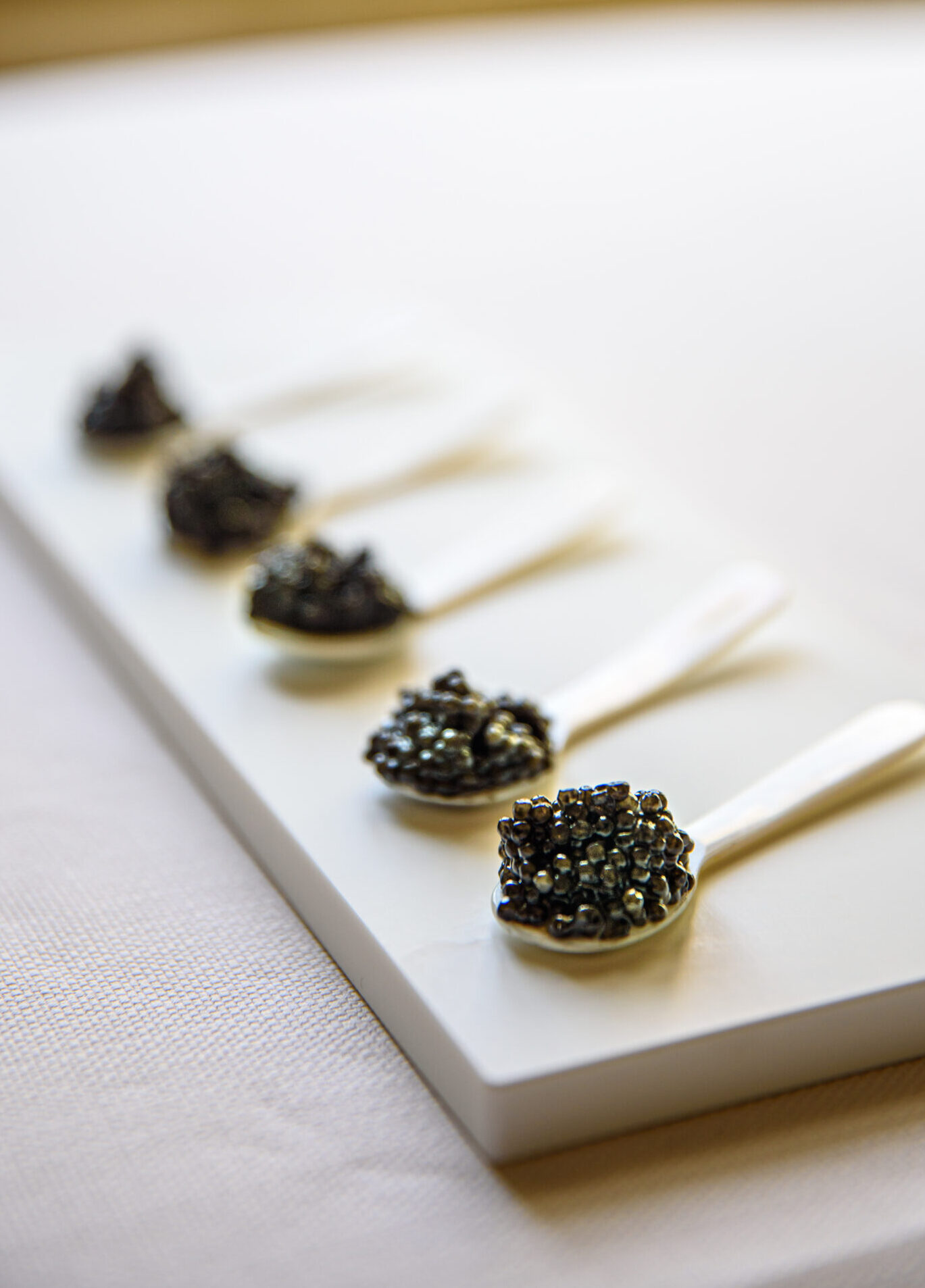 piatto con cucchiaini di madreperla e caviale